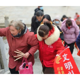 庙会集市红衣飘 志愿服务暖人心