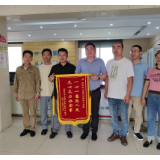 暖心为民办实事 居民点赞送锦旗