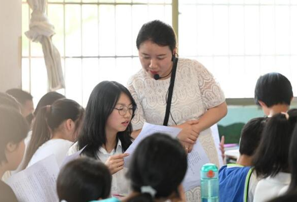 《十几岁》杂志“城乡共读”活动在新化县天门乡中心学校举行