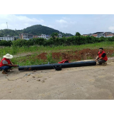 志愿者齐心协力，更换破损水管解民忧