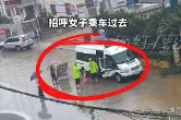 视频 | 市民上班途中遇涵洞积水 交警开起了警车“顺风车”