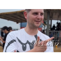 视频 | 外国友人带粽子观龙舟赛 “想去前排加油，但挤不进去”