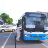开通免费接驳车，打通园区“最后一公里”