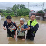 闻“汛”而动，党群同心撑起“安全伞”