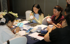 手绘陶釉 让非遗“触手可及”