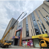 老旧广告牌“下岗”，市民头顶安全“加码”