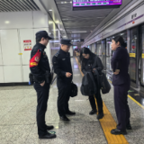 2万元现金遗落列车!长沙地铁“极速寻包”暖了乘客心