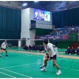 羽毛球冠军天团空降长郡滨江中学!与学生切磋点燃羽球热情