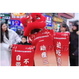 视频 | 速来围观！长沙黄兴广场“贪吃”舞狮给路人送福