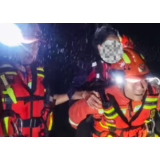 视频 | 暴雨夜里，消防员冲入急流营救八旬被困老人