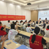 大学生带娃、“五老”助力，社区破解看护难题