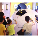 《踢出个未来》热血“开麦”！300亲子家庭共赴公益观影之约