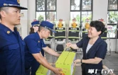 吴桂英看望慰问高温下坚守岗位的一线劳动者