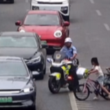 视频 | 孩童误入车流 交警变身“移动屏障”