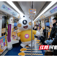 长沙地铁上演“宋风快闪”，汉服舞者带乘客穿越秘境