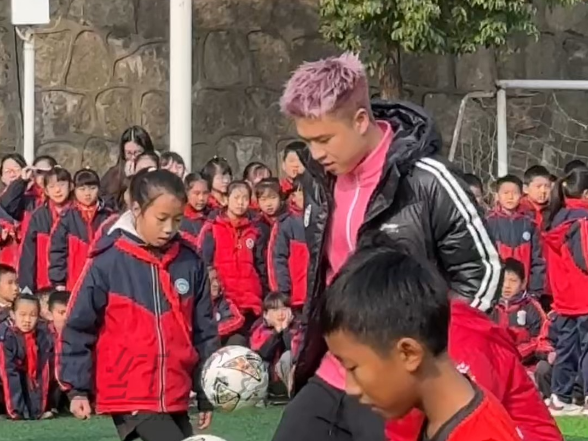 视频 | 赵文荻、彭玢竟是同校出身 小粉丝见偶像们秒变“跳跳虎”