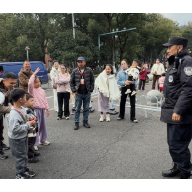 视频 | 58岁“警察爷爷”圈粉小朋友 双向敬礼的瞬间太治愈！