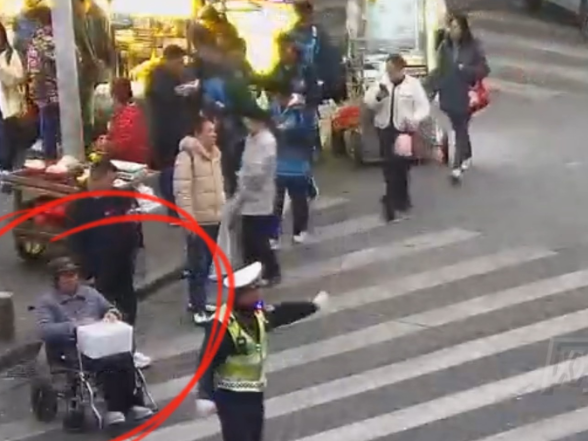 视频 | 轮椅老人孤身路边徘徊 交警成了移动“守护人”