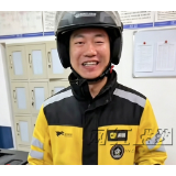 视频 | 外卖小哥捡到万元现金 送完餐后直奔派出所