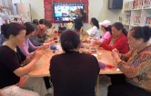 巧手钩织暖意浓 反诈宣传护平安