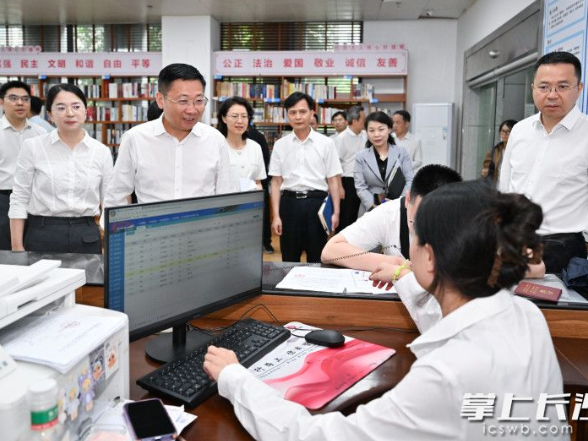 陈博彰在长沙市教育局调研
