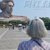 视频 | 老人站在雕像下仰望许久 山河无恙 是她盼了一辈子的盛世