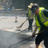 视频 | 脸被热气烤红 衣被汗水浸透 脚下的平坦是他们在用心修补