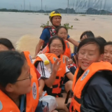 视频 |  “风雨中这点痛算什么”  洪水漫过课桌，但漫不过歌声