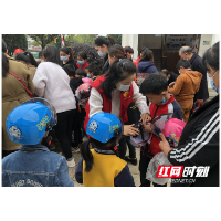 长沙县黄兴新村开展“世界儿童日”关心下一代安全宣讲活动