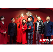 我们“扯证”啦！“中国黄金街”婚姻登记点迎来第一对新人
