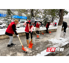 组图｜扫雪除冰保安全 温暖师生上学路