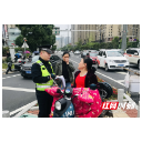 “一盔一带”宣传整治  筑牢交通安全防护网