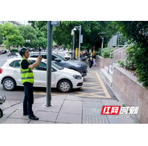 日行两万步 城市管理“侦察兵”为网红长沙“盯梢”