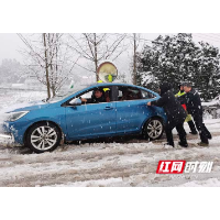 除雪破冰不停歇 长沙县迎雪而上温暖市民“回家路”