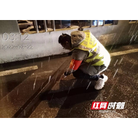浪漫雪天,长沙城管用坚守为市民温暖“破冰”