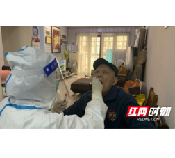 “爷爷奶奶我们来了” 核酸检测安心更暖心