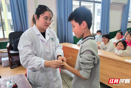 衡阳：“岐黄薪火”进校园 种下中医药文化种子