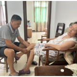 不离不弃25年：衡阳七旬老人照顾失明病妻