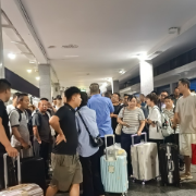 台风“杨柳”来袭  衡阳火车站深夜高效转运近千名滞留旅客