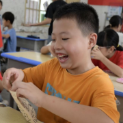 基孔肯雅热巧应对 南华大学“百草防疫”入乡进课堂