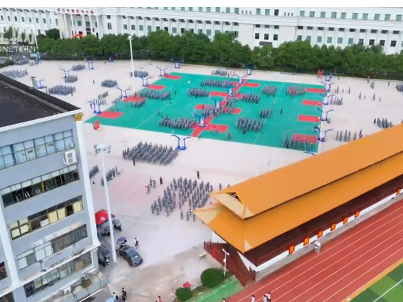 萌新变“猛新”!湖南交通工程学院2025级新生以挺拔军姿列阵迷彩海洋