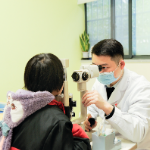 衡阳11岁女孩半年近视涨100度！这个“省事”举动成视力加速器