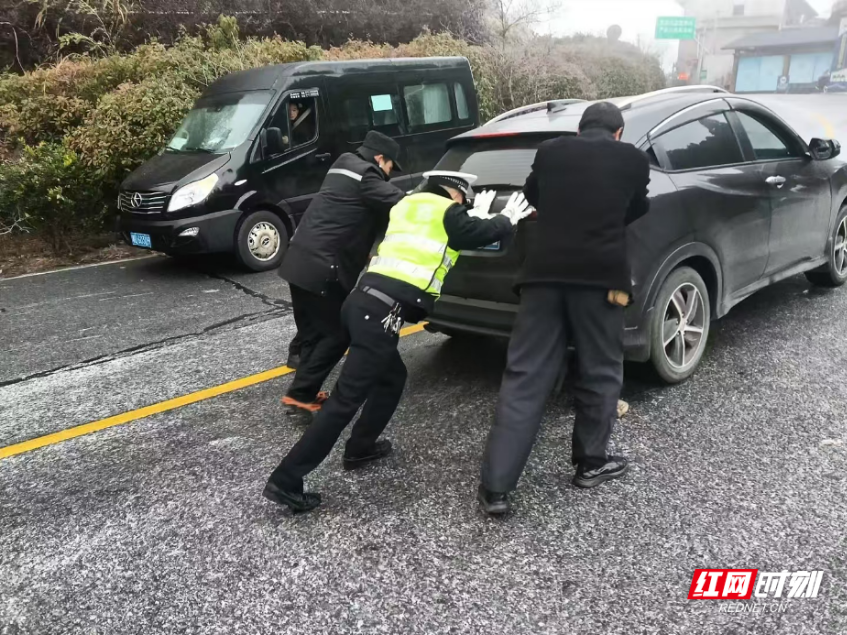 组图|风雪中，那抹让人安心的“藏青蓝”