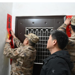 衡阳蒸湘区：民兵志愿者上门贴春联 ，尊崇关爱送到老兵家