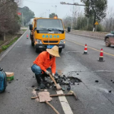 珠晖公路分中心：抢抓雨隙忙补路 鏖战春运护坦途