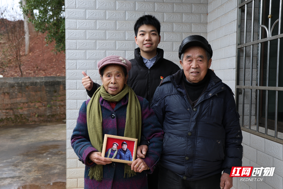 新春走基层·小镇顶流 |一面红幕布,44张笑脸,衡山县堰江村八旬老人有了“马年第一拍”