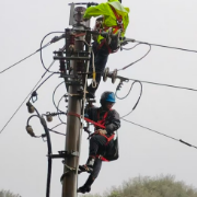 衡阳：昼夜奋战 暴风雨中护光明