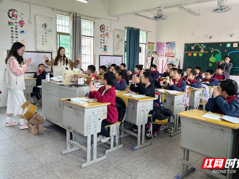 衡阳：一堂英语课 让乡村孩子看到更大的世界