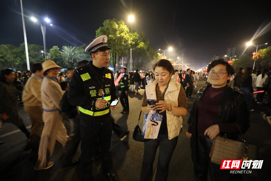 组图｜清明祭扫+演唱会，衡阳交警开启“双护航”模式