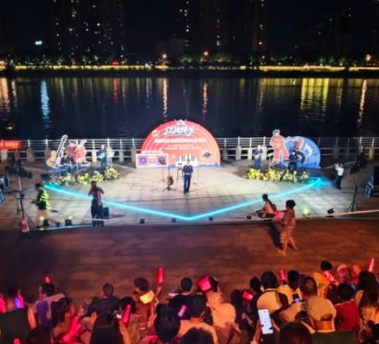 蓝雁乐队燃爆湘江畔，荧光棒下开讲“消防课”